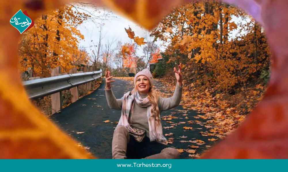 قاب‌بندی عکس با برگ قلبی ایده های عکاسی در پاییز